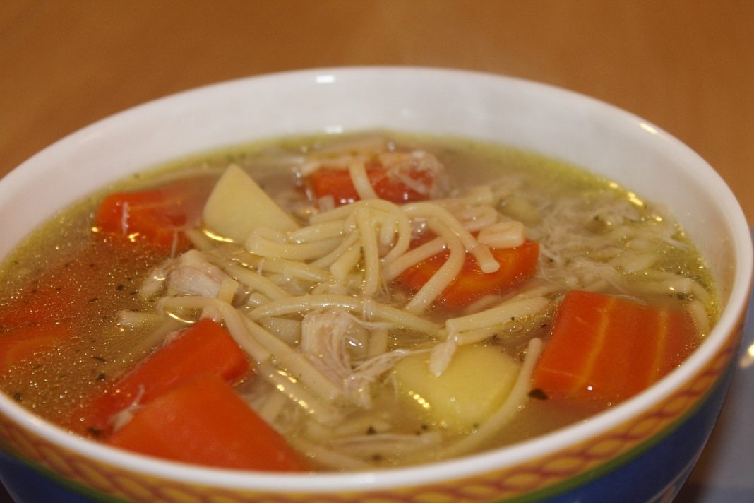 Caldo de pollo y verduras, la receta de la abuela para un plato sabroso y nutritivo