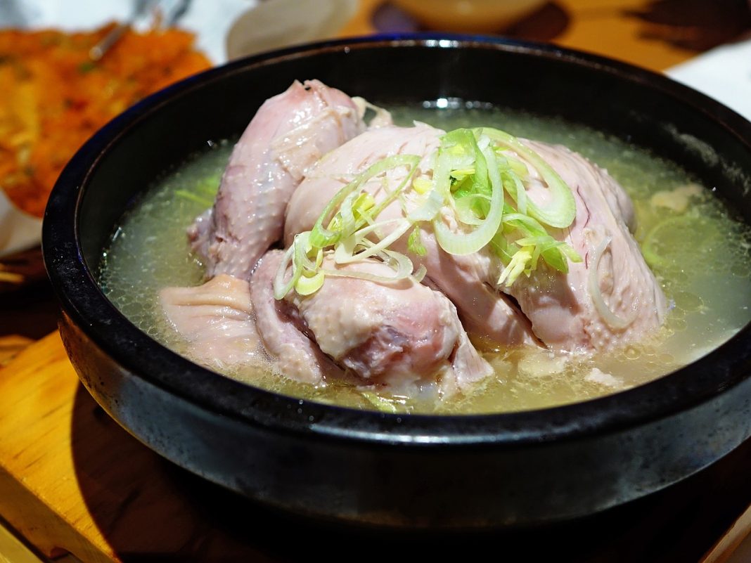 Caldo de pollo y verduras, la receta de la abuela para un plato sabroso y nutritivo