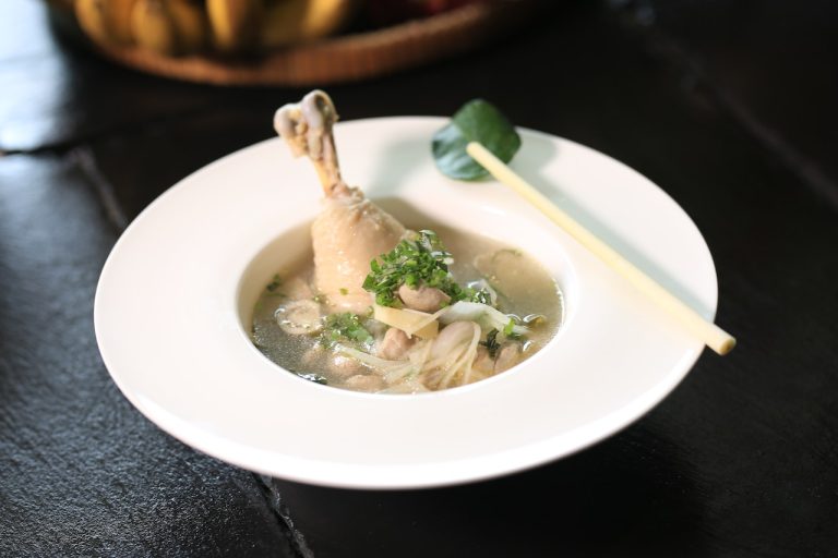 Caldo de pollo y verduras, la receta de la abuela para un plato sabroso y nutritivo