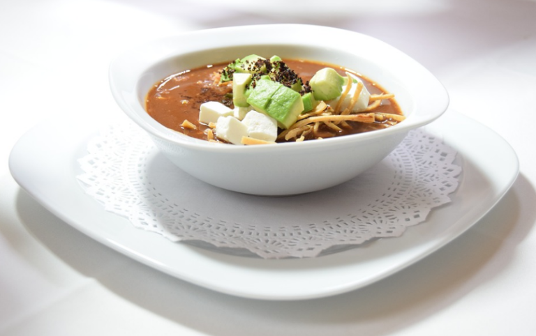 Cómo hacer la auténtica sopa de tortilla o sopa azteca