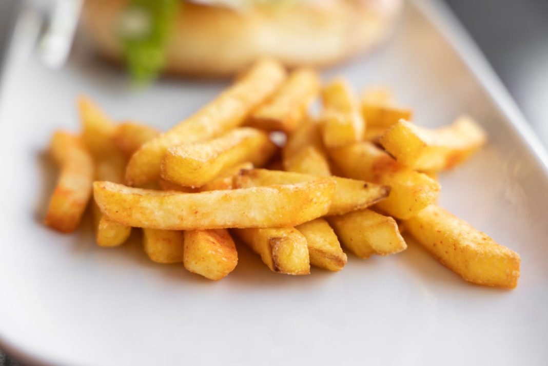 El truco para que las patatas fritas se queden doradas por fuera y tiernas por dentro