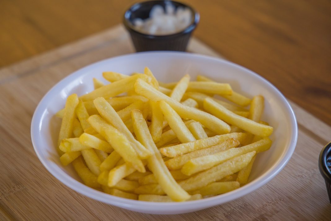 El truco para que las patatas fritas se queden doradas por fuera y tiernas por dentro