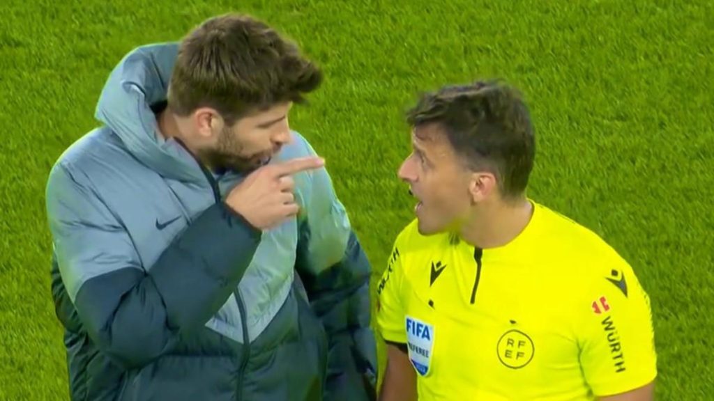 Gil Manzano, el árbitro que se llevó dardos de Piqué