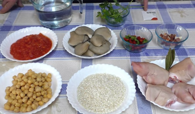 Arroz con manitas de cerdo que rivaliza con el de marisco