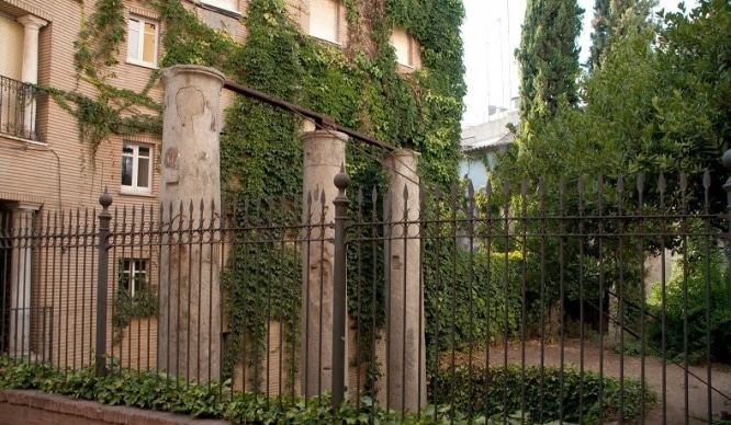 Las Columnas Romanas En La Calle Mármoles