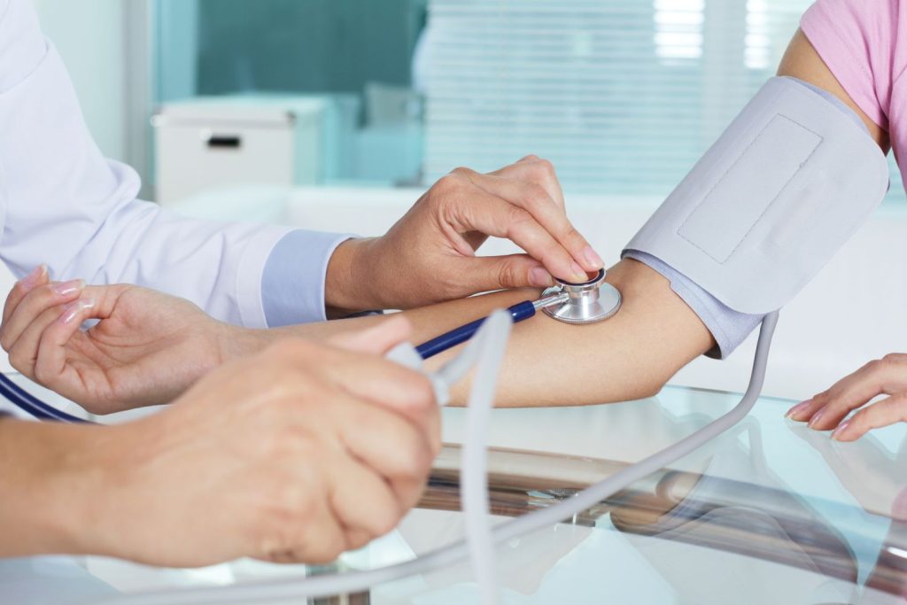 La Odisea Para Conseguir Una Cita Con Un Especialista En La Sanidad Pública 3 Medico Tomando La Tension Paciente