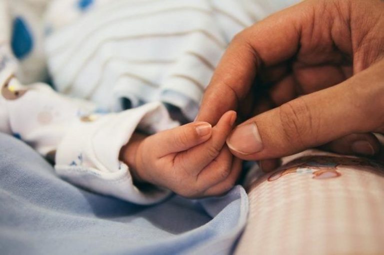 España sigue perdiendo población: la natalidad apenas sube