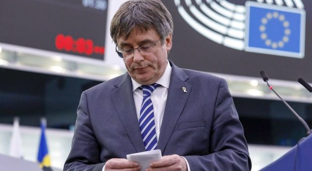 Puigdemont, de beneficiarse con Sánchez a perder su credencial de eurodiputado