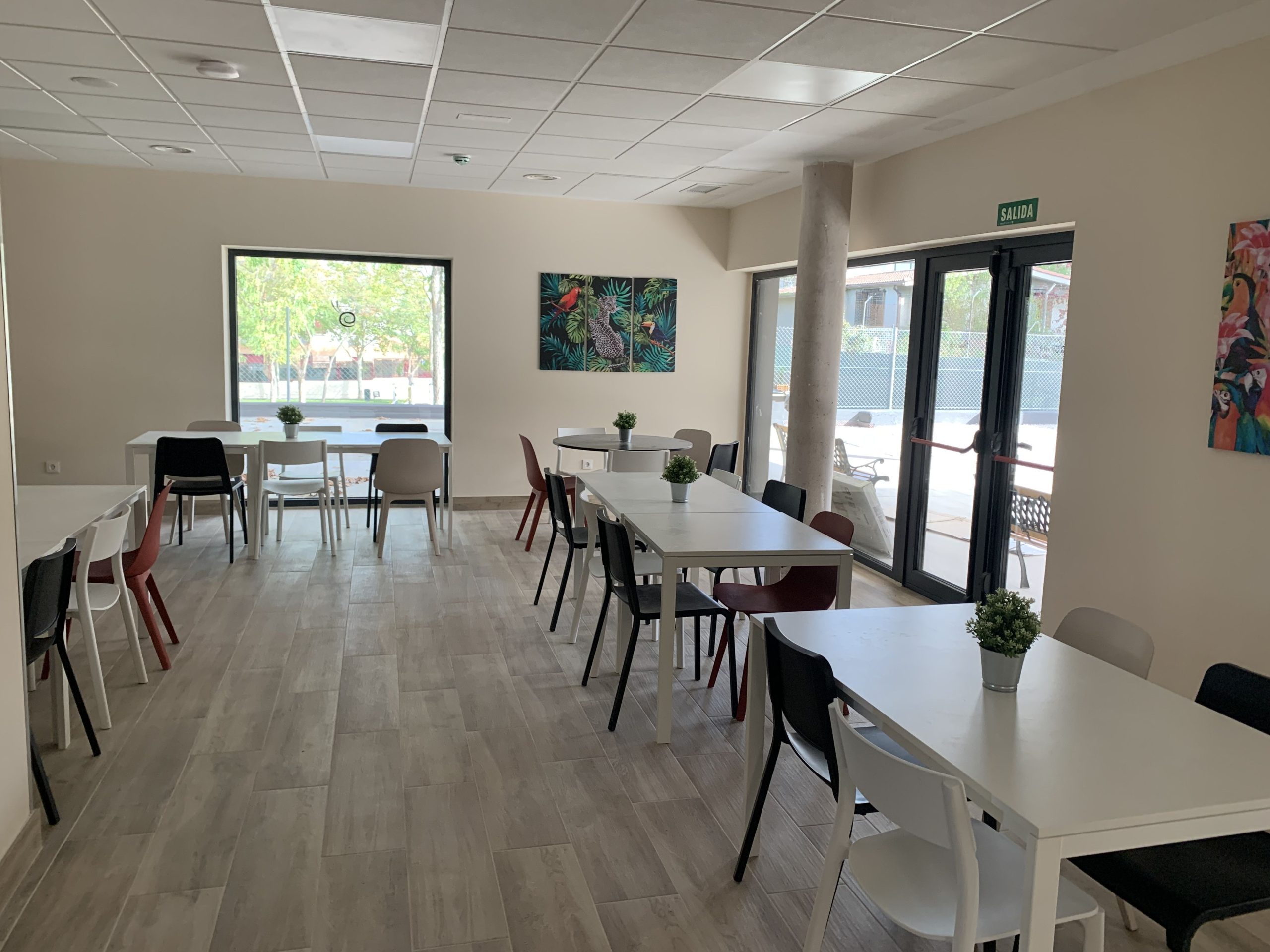 Círvite inaugura la primera reshogar con certificado Passivhaus para personas con discapacidad intelectual 1 comerdor reshogar scaled