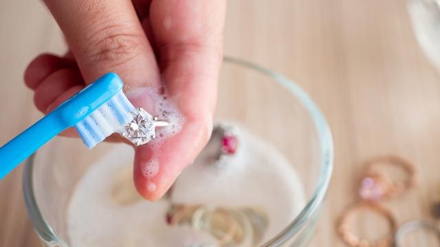 La cola puede eliminar el óxido de tu bisutería