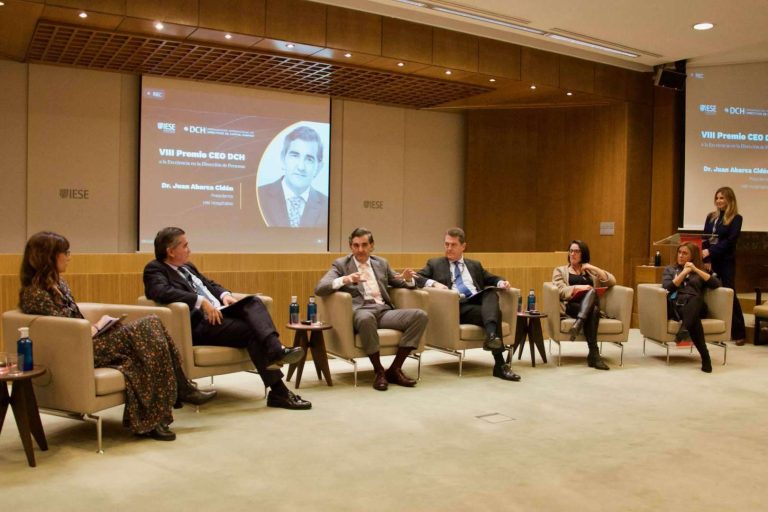 El Dr. Juan Abarca, Presidente de HM Hospitales, premiado en la celebración de la octava edición del Diálogo entre CEOs y Directivos de Capital Humano organizado por DCH e IESE