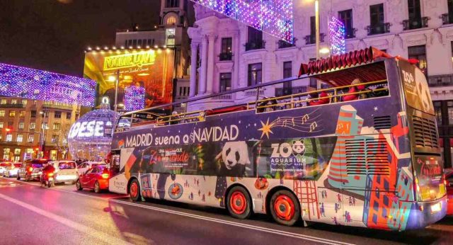 El espectáculo de luces a través del Bus de la Navidad de Madrid
