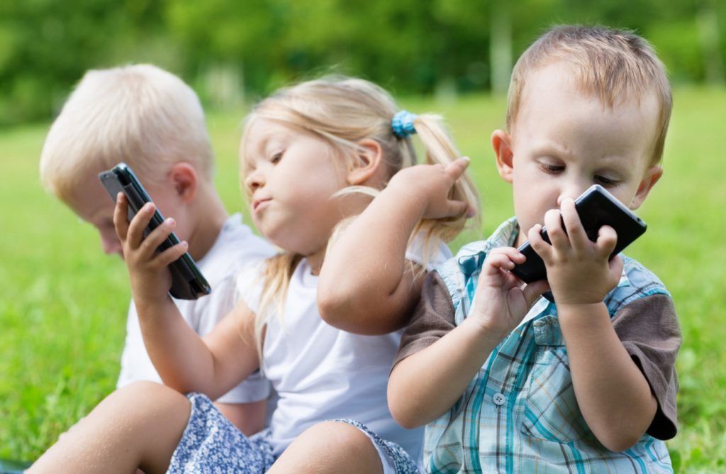 Educación Va Un Paso Más Allá: El Control De Las Redes Sociales De Los Menores