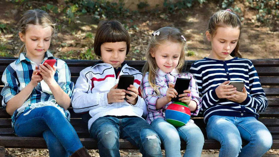 Educación Va Un Paso Más Allá: El Control De Las Redes Sociales De Los Menores