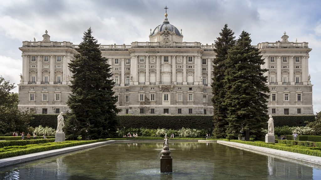 Acércate A Los Jardines De Sabatini Del Palacio Real Para Dar Un Agradable Paseo