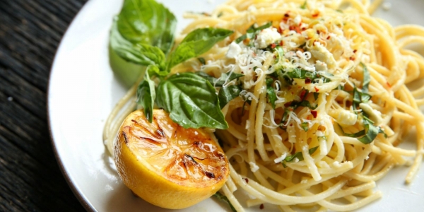 La receta de espaguetis al limón que tiene más sabor que con tomate