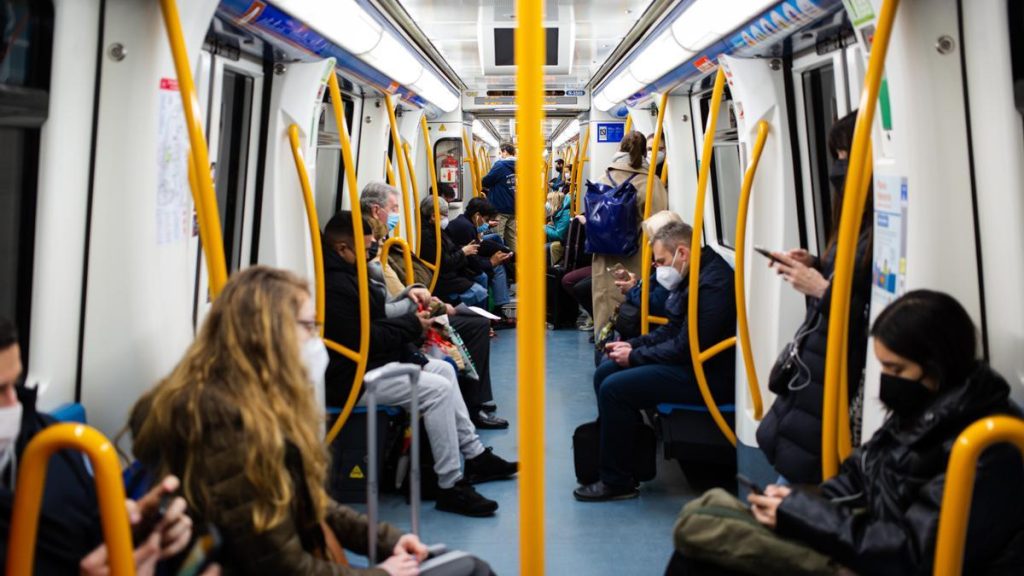 Así son los asientos anticaraduras del metro de Madrid
