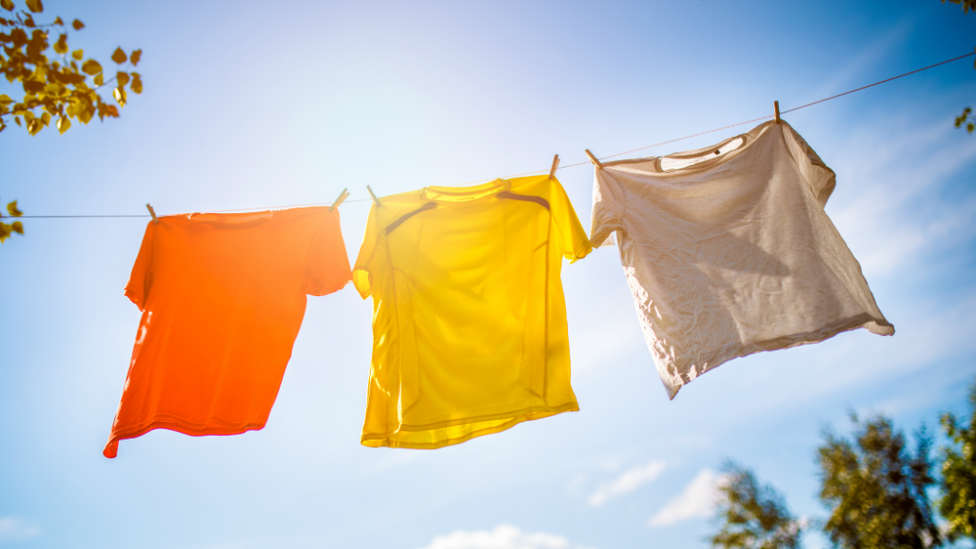 Trucos Para Secar La Ropa Dentro De Casa Sin Humedad Ni Malos Olores 5 Busca Una Corriente De Aire Para Secar Tu Ropa