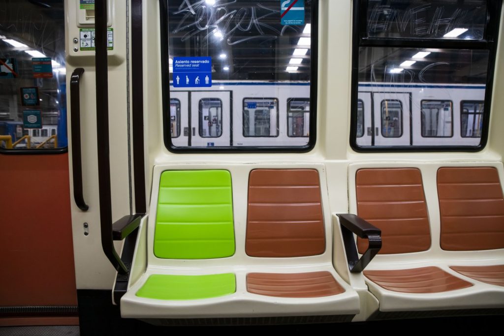 Así son los asientos anticaraduras del metro de Madrid