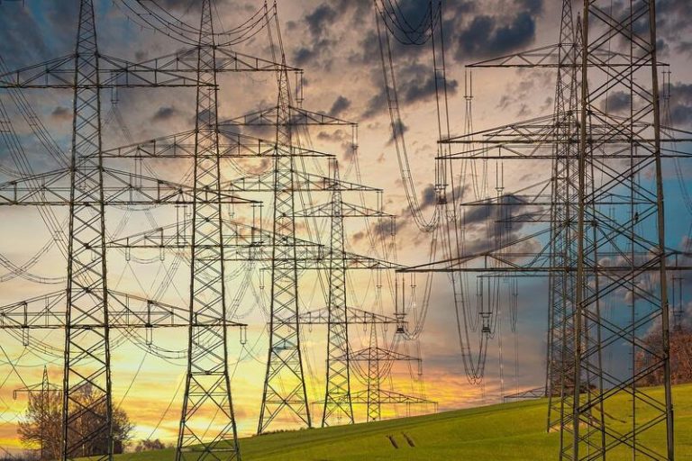 El precio de la luz bajará este miércoles un 9,2%, hasta los 260,54 euros/MWh