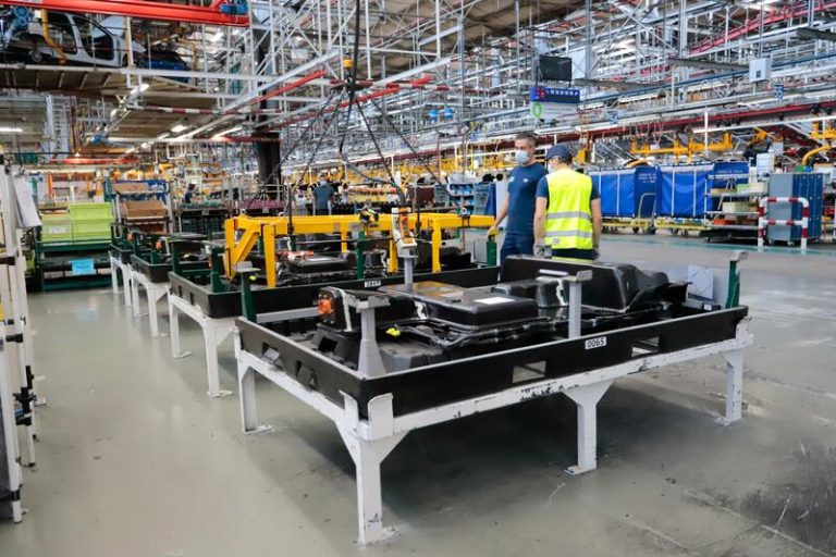 La producción industrial modera su crecimiento en octubre al 2,2% y suma seis meses de ascensos