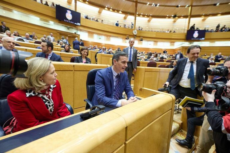 Sánchez acusa al PP de «enmudecer» al Parlamento y Feijóo le pide que deje de reducir a «cenizas» la democracia
