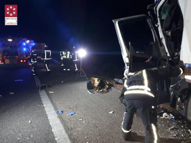 Fallece un conductor tras quedar atrapado por la colisión de dos camiones en Castellón