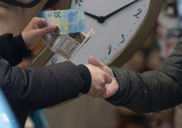 FACUA advierte de los fraudes que pueden sufrir los consumidores con décimos del sorteo de Navidad 2022