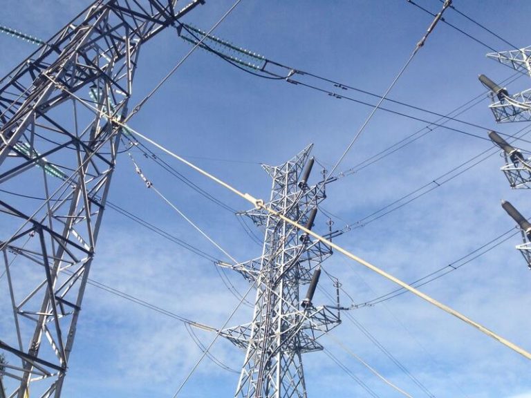 El precio de la luz caerá este viernes casi un 60%, hasta 21,12 euros/MWh, el más bajo desde mayo de 2021