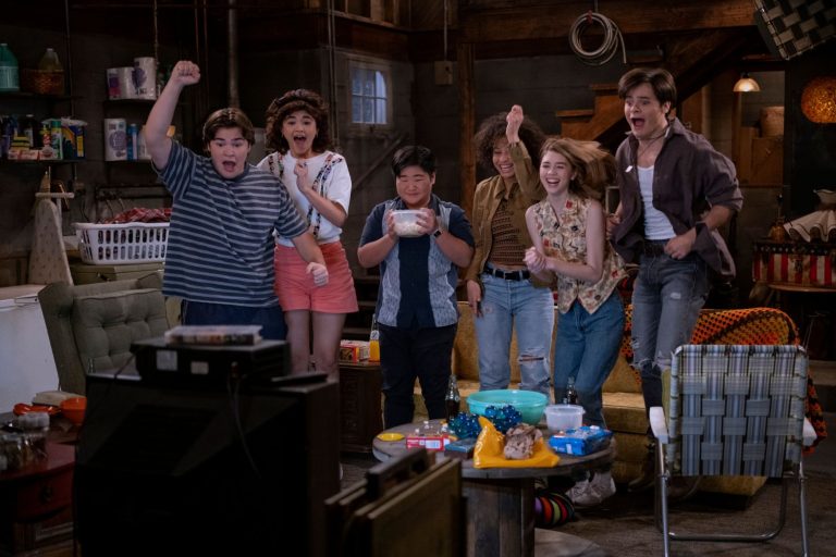 «Aquellos Maravillosos 90» actualiza la nostalgia para una nueva generación