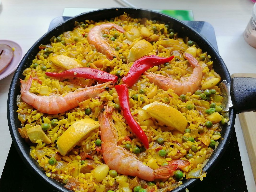 Así puedes hacer el arroz con gambas de Chicote que supera a la paella