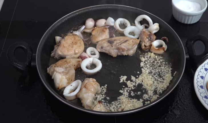 Así se hace una paella mixta para que todo quede bien compaginado