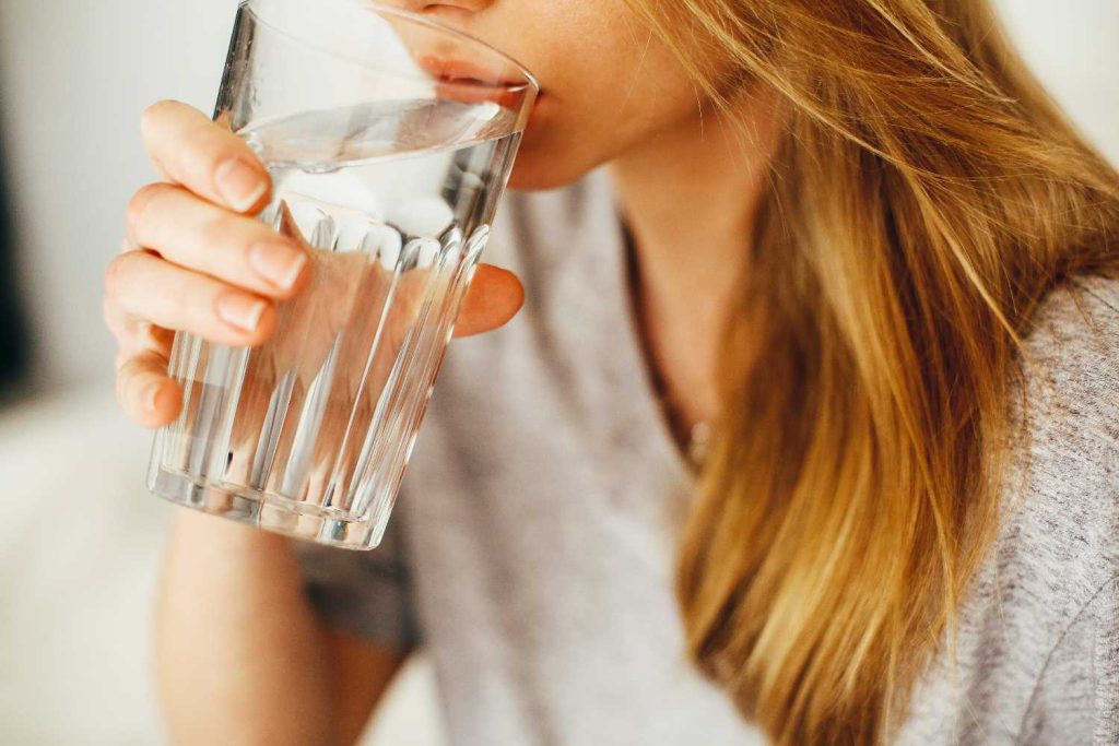 Chica Que Está Tomando Un Vaso De Agua 