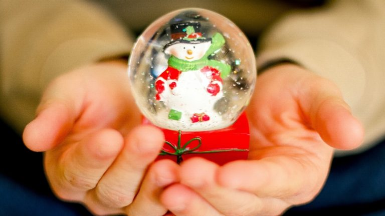Así puedes hacer una bola de nieve navideña en casa