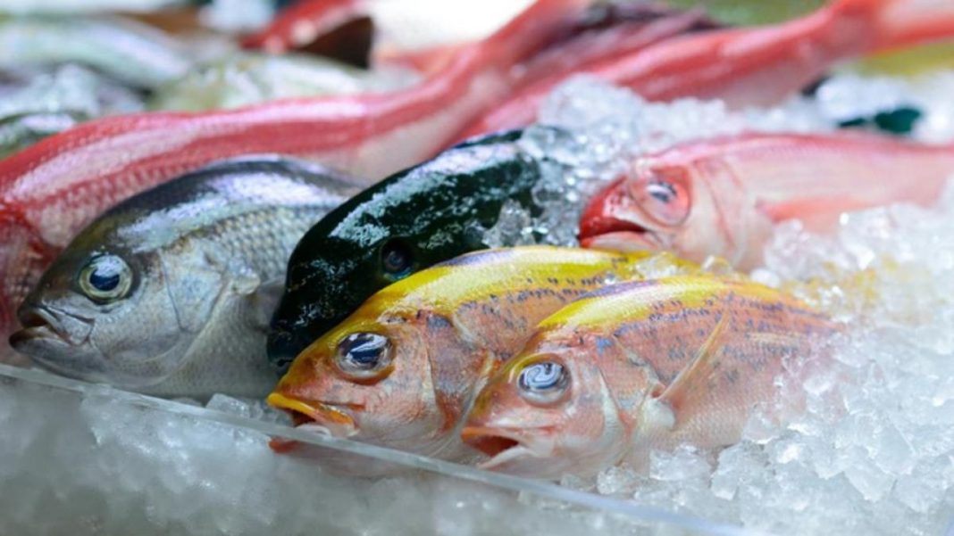 El truco para recuperar el pescado que huele