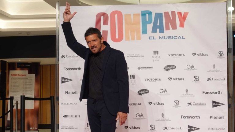 El teatro hotel Albéniz en el que dormir y ver a Antonio Banderas al mismo tiempo