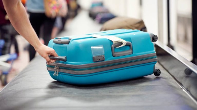 El truco de TikTok para viajar con tu maleta por menos de un euro