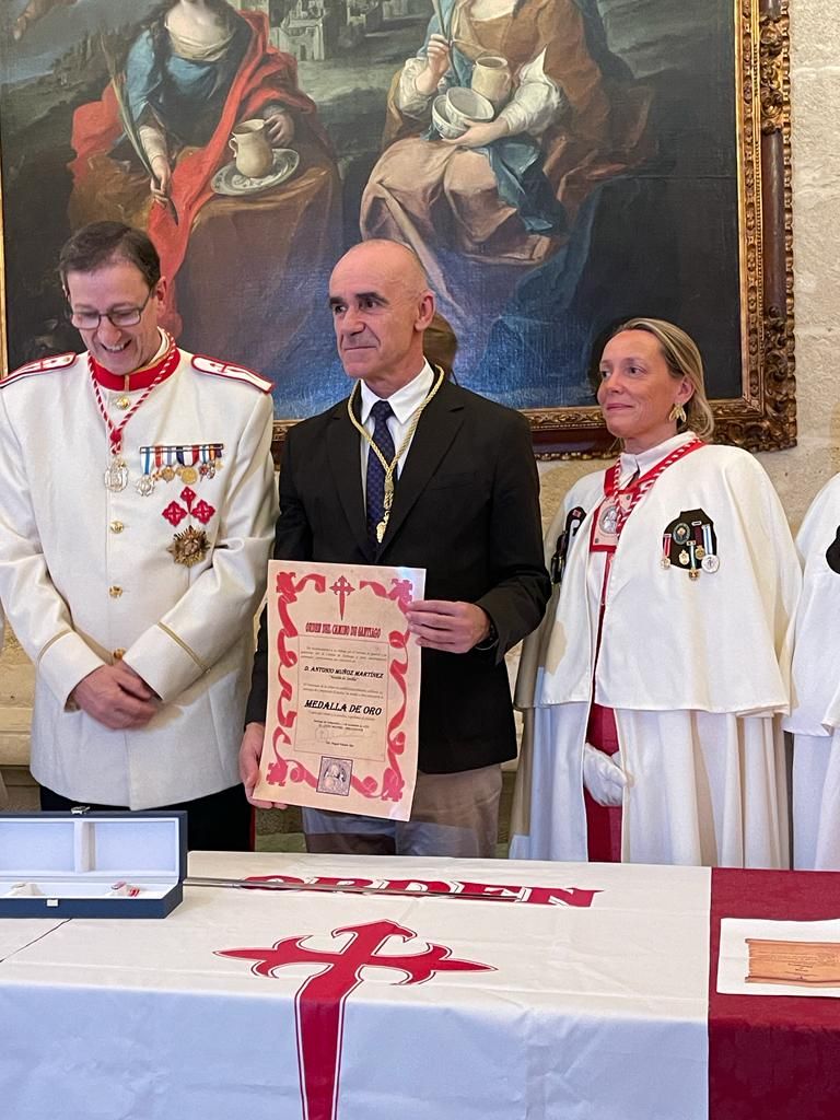 El Alcalde De Sevilla Junto Con El Gran Maestre Y Ana De La Pea 002