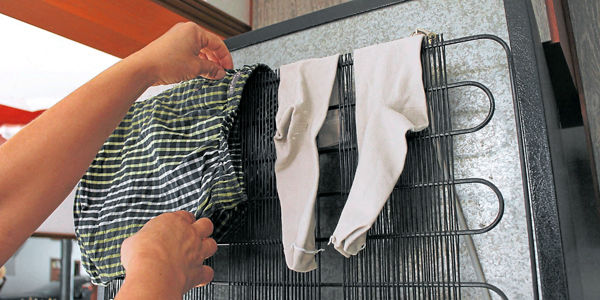 Trucos Para Secar La Ropa Dentro De Casa Sin Humedad Ni Malos Olores 6 Secar La Ropa Detrás De La Nevera