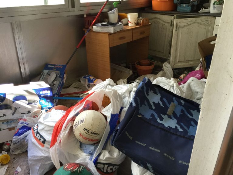Mediana edad, con trabajo y 3 toneladas de basura en 100m2, así crece el Síndrome de Diógenes en España