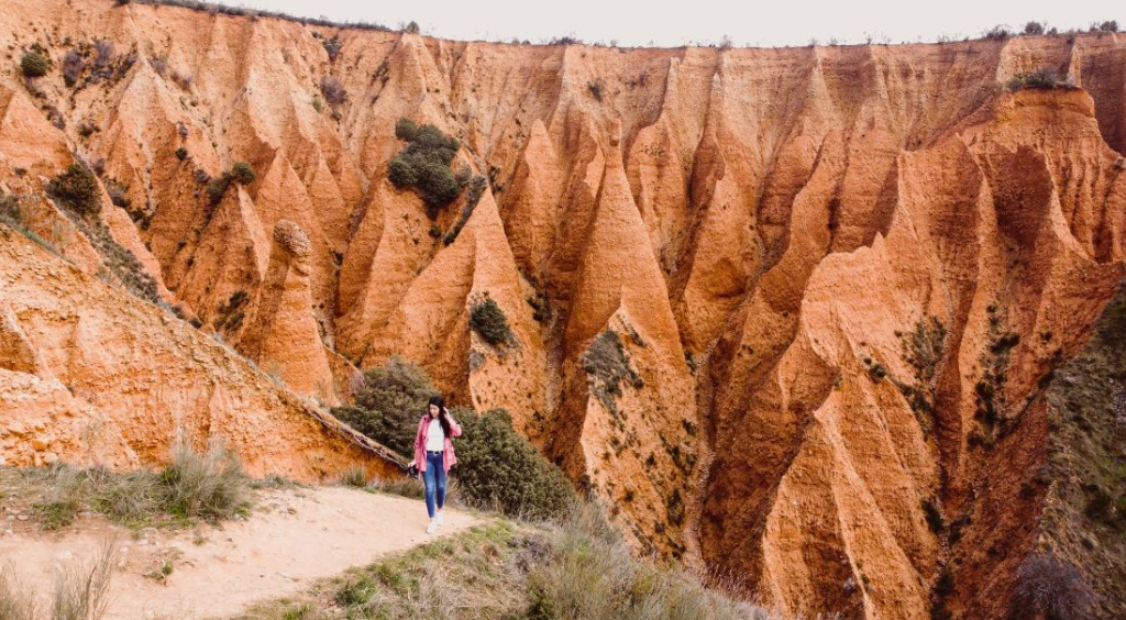 ¿Dónde Se Encuentran Ubicadas Exactamente Las Agujas Del Diablo, La Formación Perteneciente A  Las Cárcavas De Valdepeñas De La Sierra?