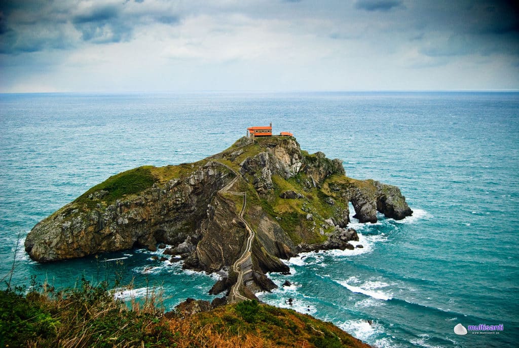 La Ermita De Vizcaya Suspendida Sobre El Mar