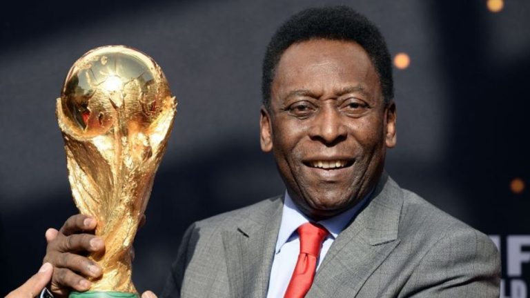 Miles de aficionados despiden a Pelé en el estadio del Santos