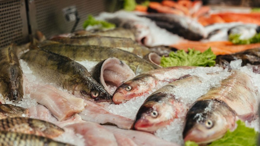 El truco para recuperar el pescado que huele