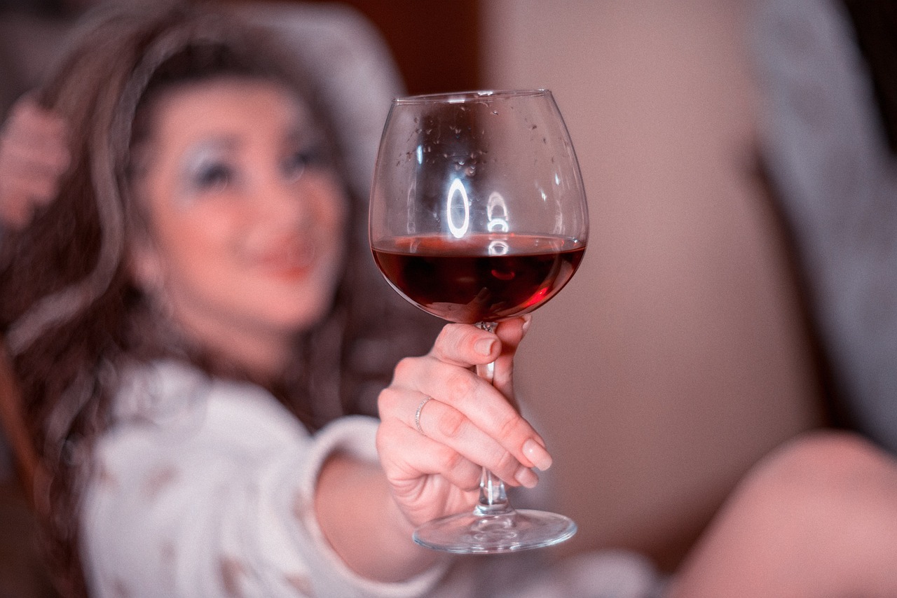 Hábitos Alimenticios Que Destrozan Tu Piel A Diario 5 Comiendo Grandes Cantidades De Alcohol