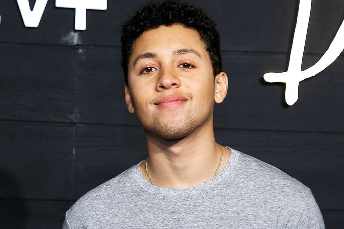 Jaboukie Young-White elenco de Mundo Extraño 