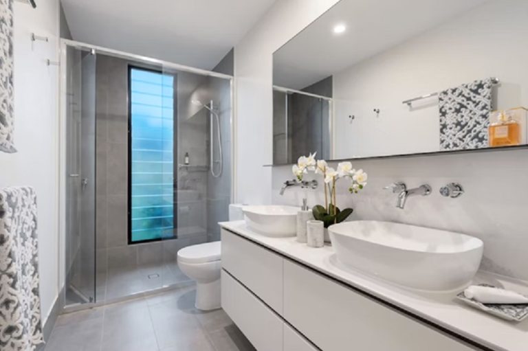 Moderniza tu baño con una elegante mampara de ducha