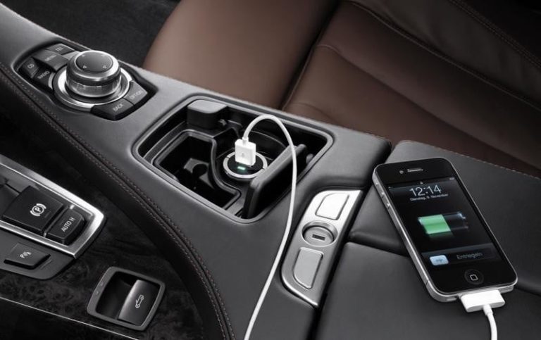 El motivo por el que no debes cargar el móvil en el coche