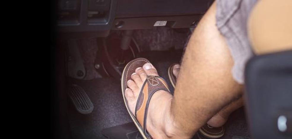conducir con chanclas