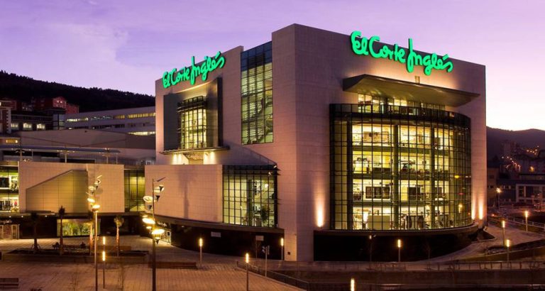 El Corte Inglés: Pijamas, batas y calcetines preciosos con estampado navideño para sacar al niño que llevas dentro